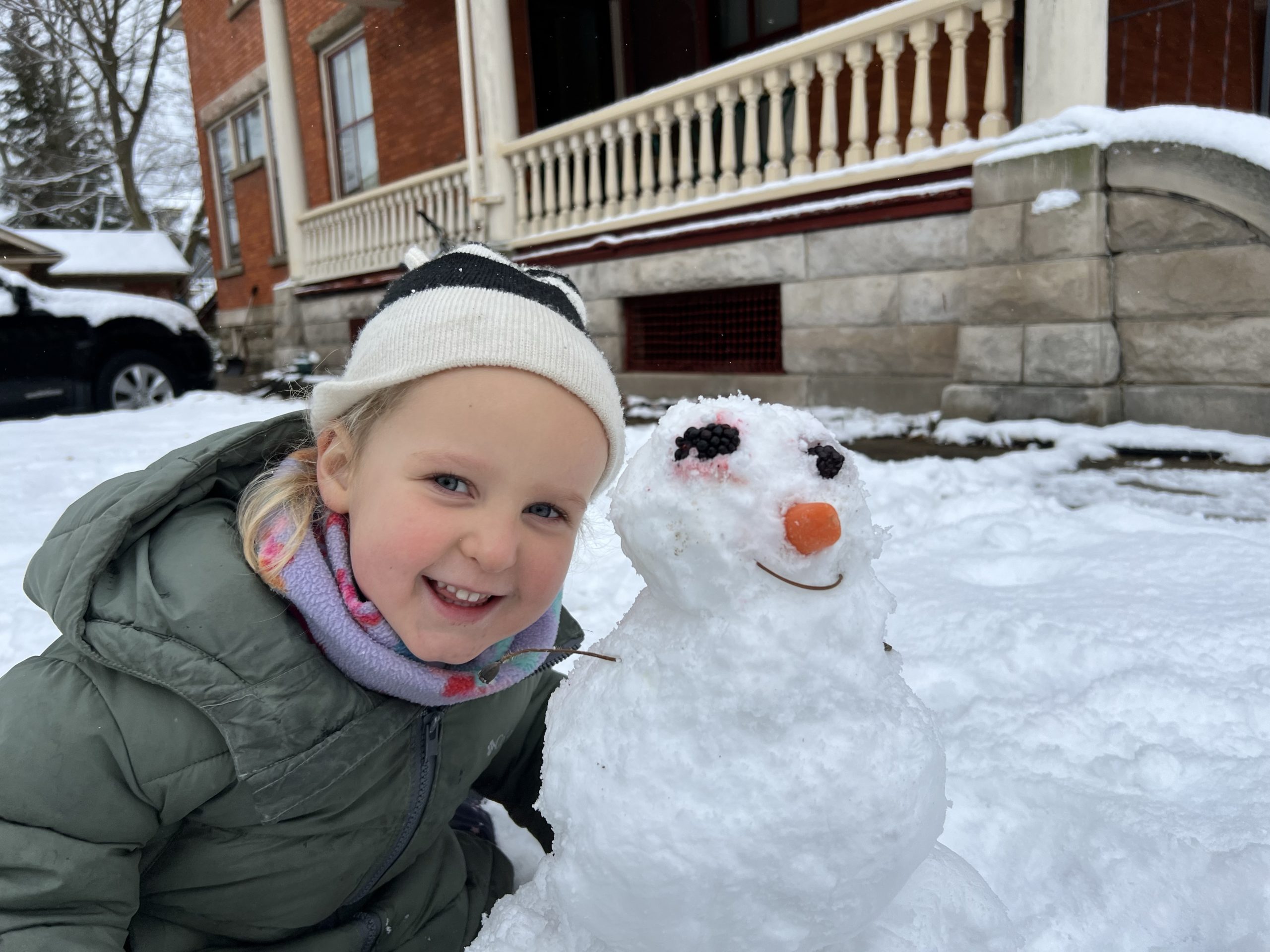Margo builds a snowman